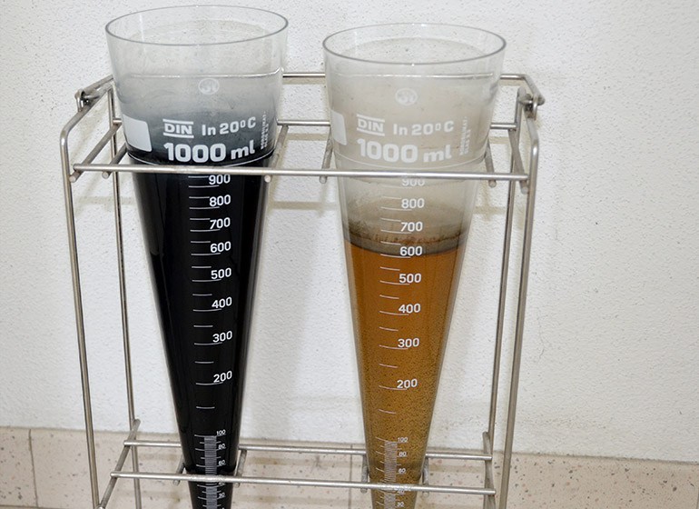 Abwasser vom Färben, vor und nach der Reinigung