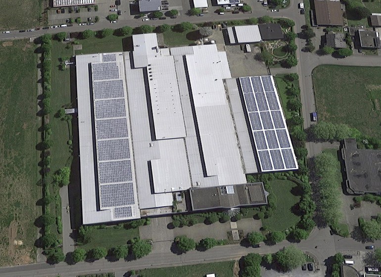 Die Photovoltaik-Anlage auf dem JOKER Firmengebäude von oben