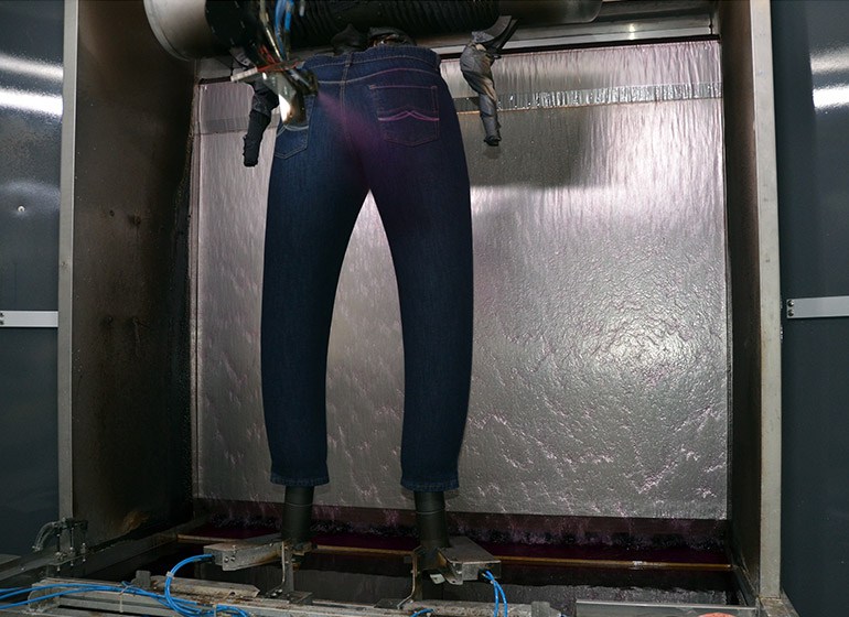 Ein Roboter trägt gezielt an einzelnen Stellen Bleichmittel auf
